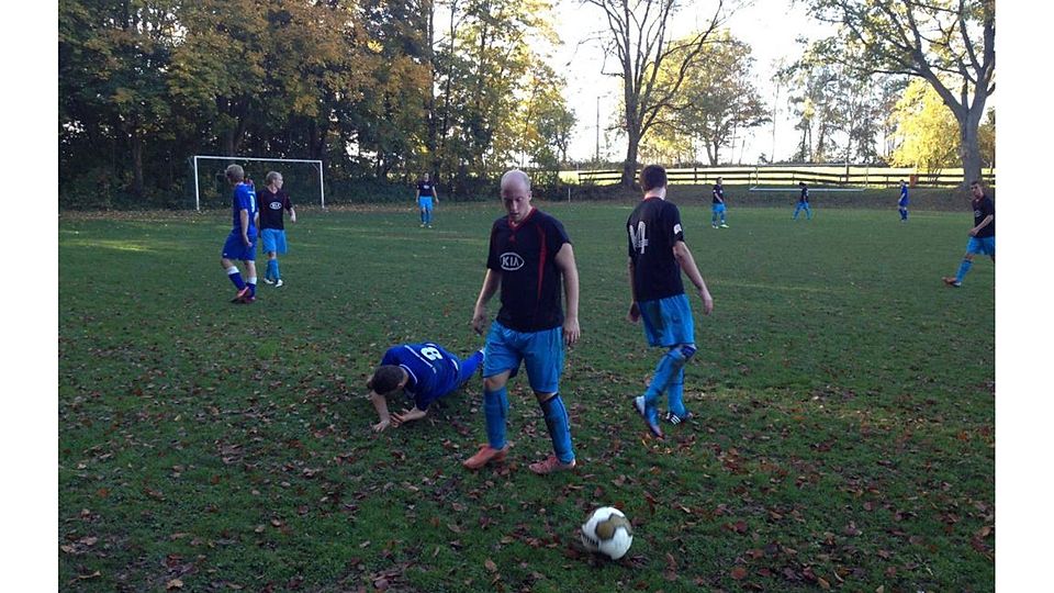 F: Martin Diebel Sowohl für Asterode/Christ./Olb. (blaues Trikot) als auch für den SV Ascherode (schwarzes Trikot) stehen richtungsweisende Spiele auf dem Programm.