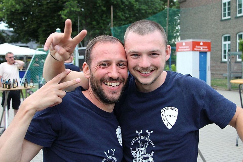 Michael Prigge (rechts) und Philipp Bayer feiern mit dem SV Schelsen den Aufstieg.