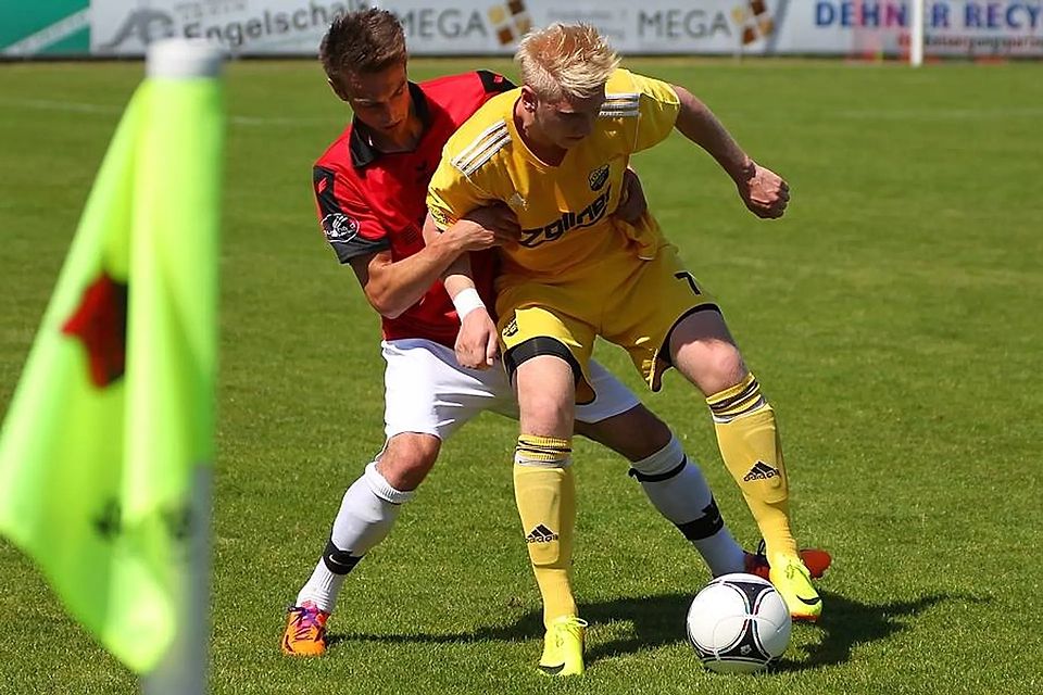 Höhepunkt der Laufbahn: Matthias Schötz (vorne) im Relegationsspiel beim FC Affing. Dank eines 1:0-Siegs stieg die DJK Vilzing 2014 in die Bayernliga auf.