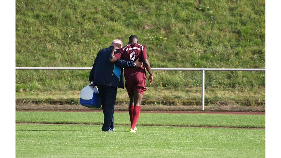 Kouami "Raul" Dalmeide schleicht im Spiel gegen Breidenbach (1:4) angeschlagen vom Feld - irgendwie typisch für den bisherigen Saisonverlauf des skandalgeschüttelten VfB Unterliederbach. Archivfoto: Schmidt.
