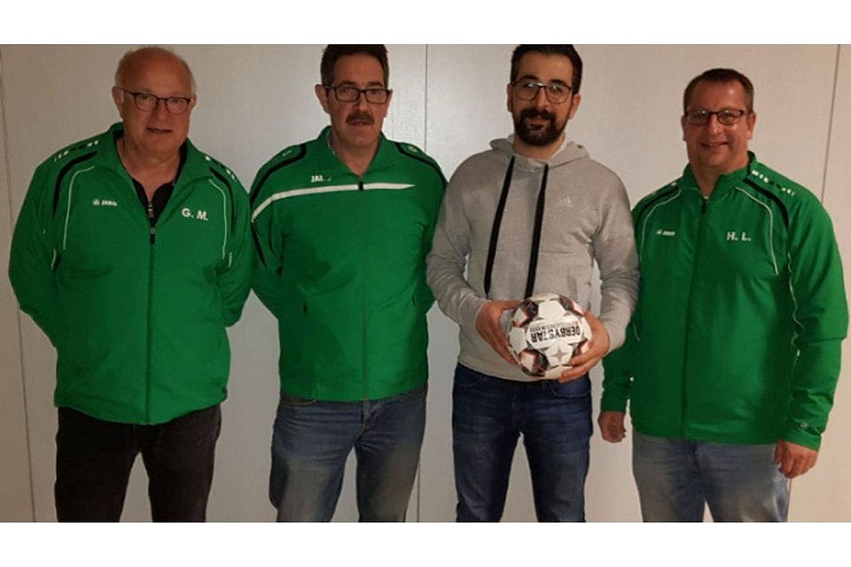 Freuen sich über den neuen Trainer (von links): Gerd Mauler (Abteilungsleiter), René Zimmermann (Spielausschuss), Coach Bünyamin Bozkir und Holger Leber (Spielausschuss). Foto: SKG Stockstadt