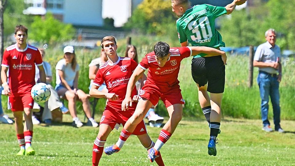 Maximilian Kolbet von der SG Utscheid (grünes Trikot) im Duell mit den Sirzenichern Tom Schüßler (Mitte) und Luca Bierbrauer (hinten links). Sirzenich gewann die Partei klar mit 3:0.