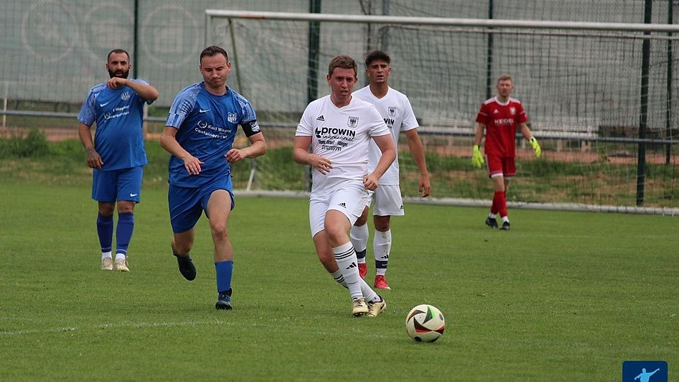 Die Ehrstädter (blau) müssen sich diese Runde sputen, um nicht auf einem Abstiegsplatz zu landen.