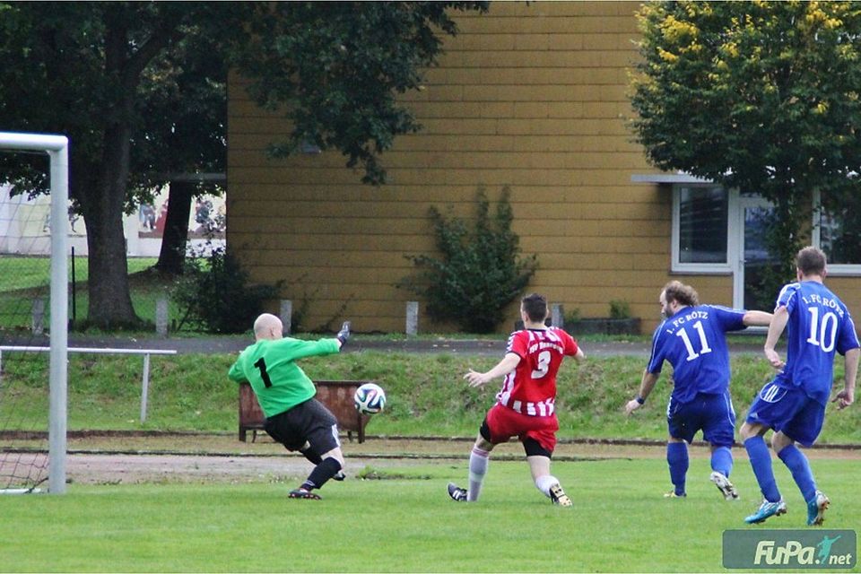 Auf FC-Stürmer Benedikt Loibl (Nummer 11) war in Dürnsricht wieder einmal Verlass Foto: Sebastian Fleischmann