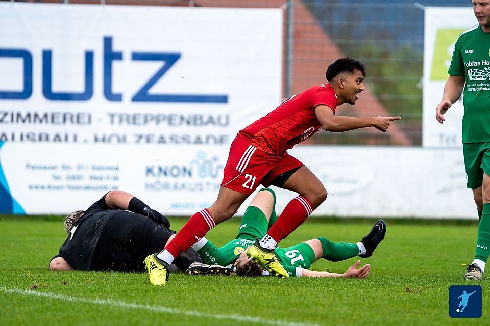 Die Entscheidung: Aziz Qureshi macht mit seinem Treffer zum 3:1 den Heimsieg des FC Salzweg gegen den TSV Karpfham perfekt.