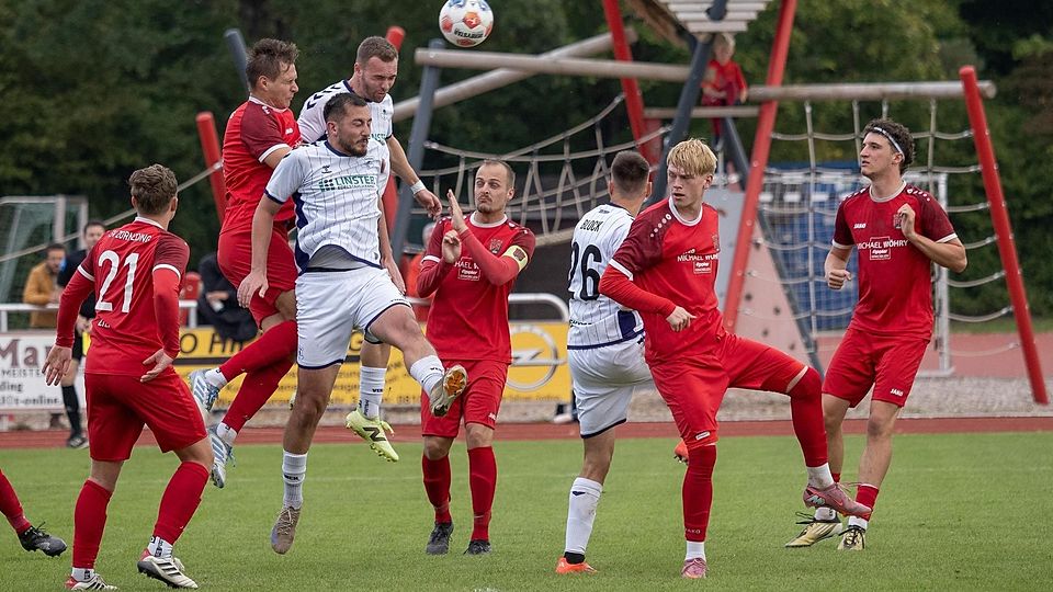 Das Gerüst steht schon, jetzt müssen Zornedings Kicker mit (rot, v.l.) Moritz Ziepl, Tobias Lentner, Markus Bayer, Lorenz Leger und Luis Mikusch nur noch in der Tabelle klettern.