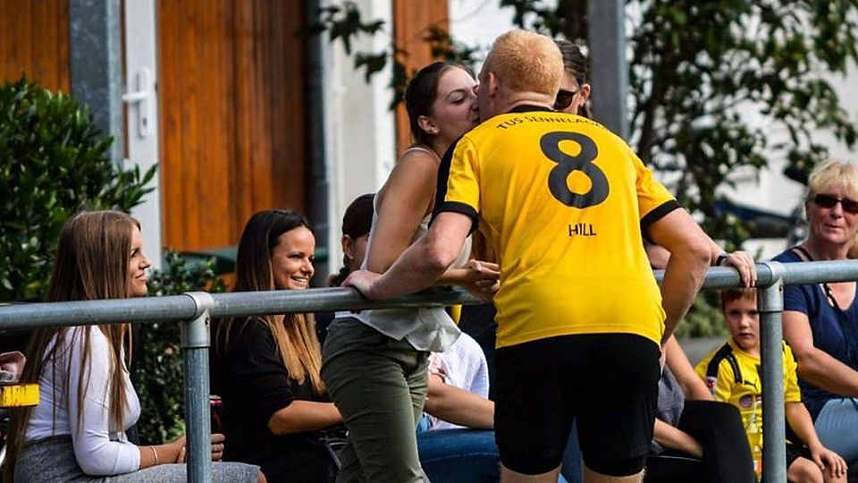 Liebevoll: David Hill ist nach einem seiner Tore zu seiner Frau Caro gelaufen und gibt ihr einen Kuss.