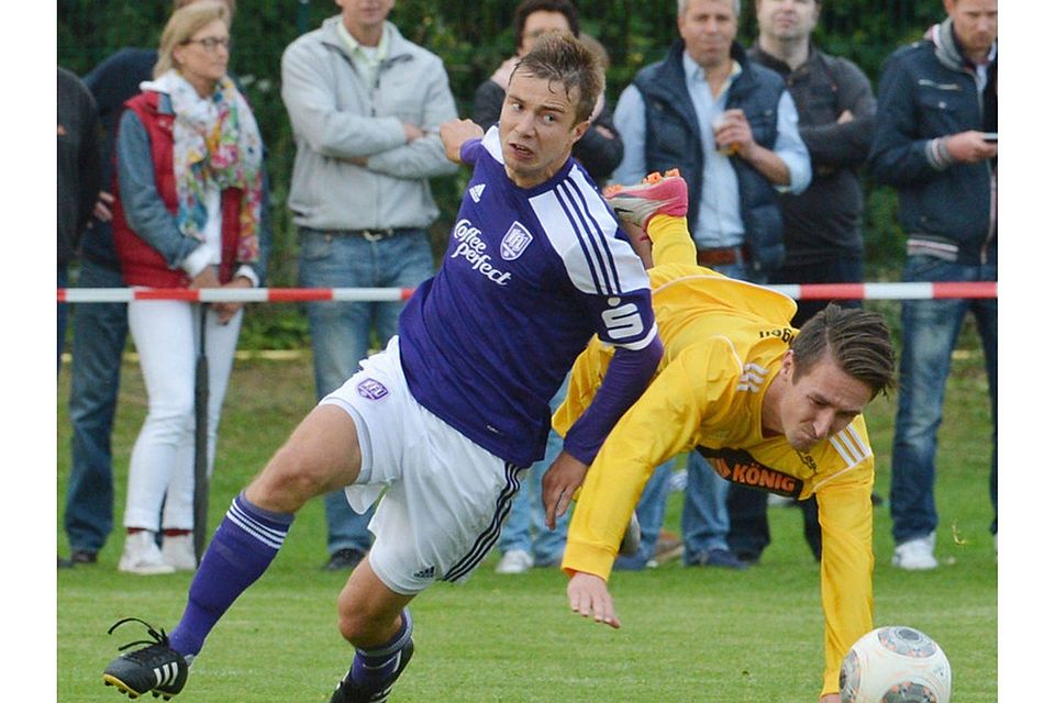 Elanvoll auf rechts: VfL-Verteidiger Paul Thomik (in lila). Foto: Helmut Kemme