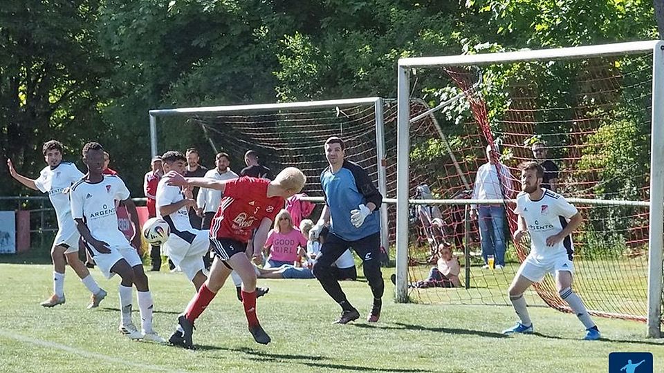 Der Knoten ist geplatzt: Mit dem 2:1 gegen den SV Schmidmühlen II gelang dem SV Inter Bergsteig Amberg II (in Weiß) am zehnten Spieltag der erste Saisonsieg.