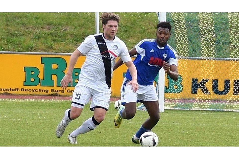 Nico Scherz (in weiß) verlässt den 1. FC in Richtung Sachsen. F: Kalle Schmuck Nico Scherz (in weiß) verlässt den 1. FC in Richtung Sachsen. F: Kalle Schmuck