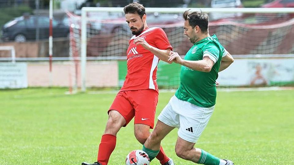 Fabian Lulaj (links, hier gegen Lützelbachs Stefan Stefanovski) hat mit der TSG Steinbach eine schwere Aufgabe vor der Brust.