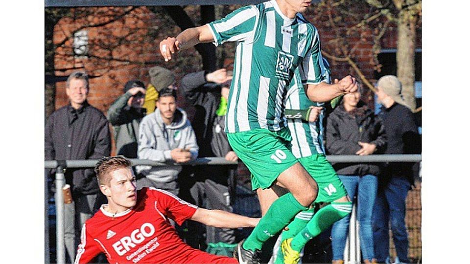 Zurückgezogen: Meddewades Matthis Lüttel (li.) lässt Tremsbüttels Riko Tobing ziehen. Foto: nup