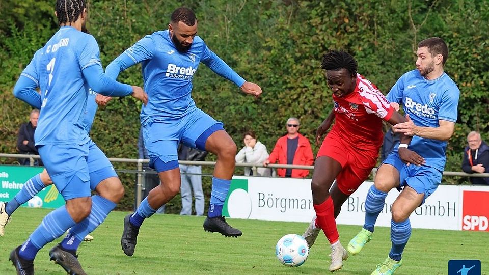 Joshua Sumbunu (geht auf den Ball) wechselt zu TuRU Düsseldorf. 