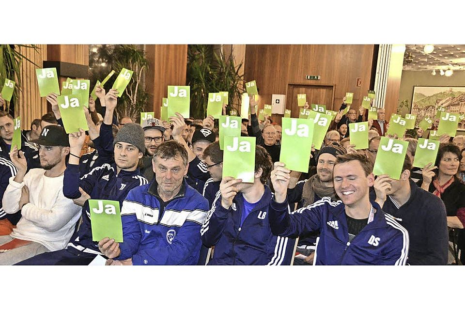 Grünes Licht für den neuen Fußballclub: Die „Ja-Sager“ hatten eine große Mehrheit.   | Foto: Bernd Fackler