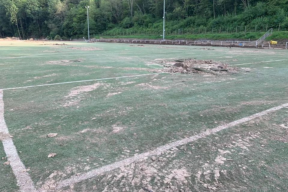So sieht der Kunstrasen des SV Dernau nach der Freilegung aus. Das Grün ist jedoch unbespielbar, der Verein muss auf Sportplätze in der Umgebung ausweichen. 