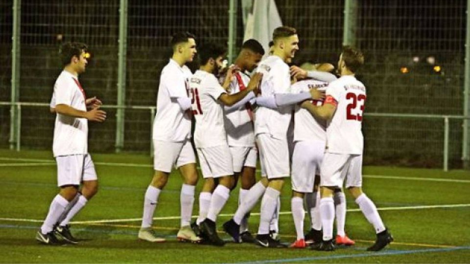 Die Fußballer des SV Fellbach bejubeln den zweiten Treffer gegen die Sportfreunde Schwäbisch Hall. Foto: Patricia Sigerist