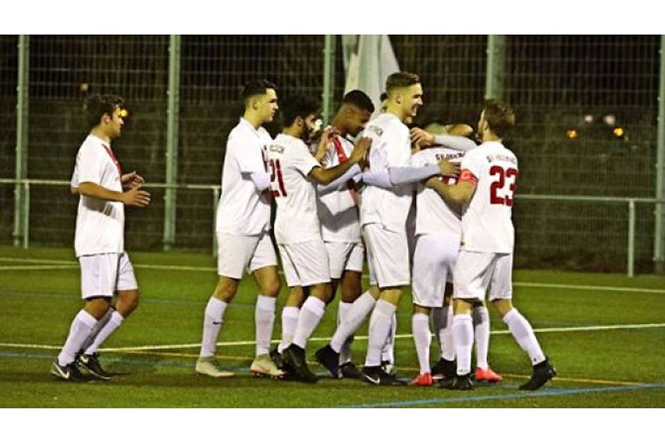 Die Fußballer des SV Fellbach bejubeln den zweiten Treffer gegen die Sportfreunde Schwäbisch Hall. Foto: Patricia Sigerist Die Fußballer des SV Fellbach bejubeln den zweiten Treffer gegen die Sportfreunde Schwäbisch Hall. Foto: Patricia Sigerist
