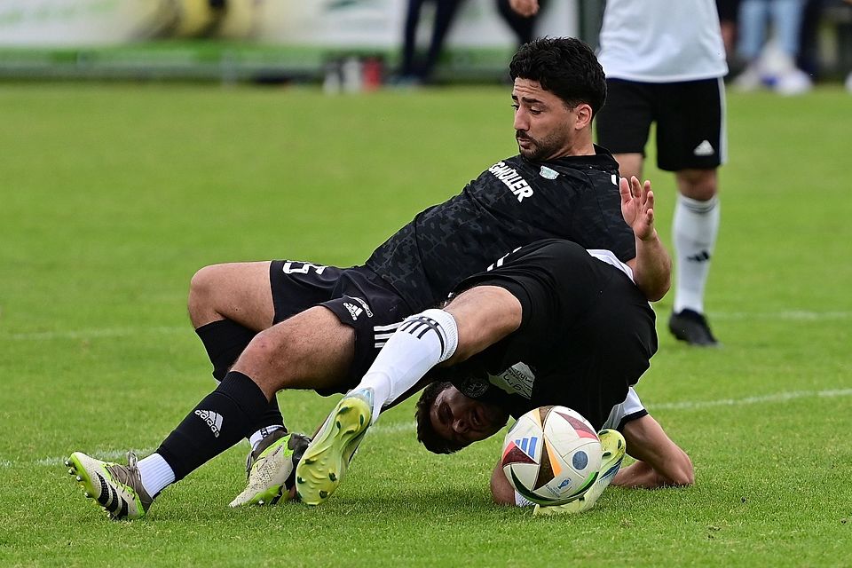 Umut Kayacik vom TSV Friedberg (links) und der Gerolsbacher Daniel Fischer sind etwas ineinander geraten. Am Ende war Gerolsbach oben.