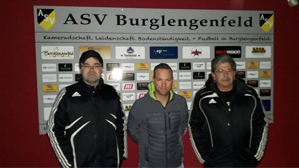 Christian Zitzl mit den beiden Trainern Matthias Bösl (links) und Robert Rödl (rechts)  Foto: ASV