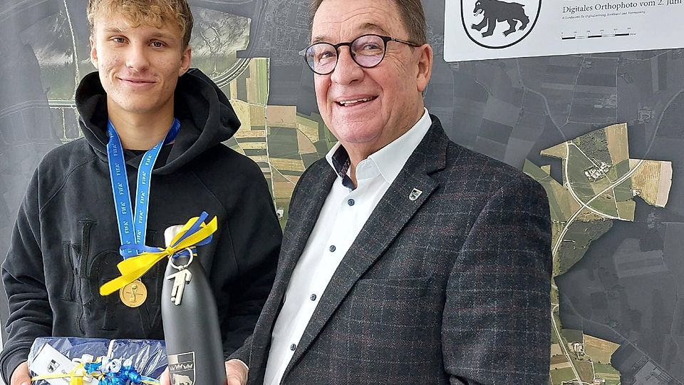 Mit sportgerechten Präsenten empfing Bürgermeister (re.) Roland Frick Plienings U17-Weltmeister Kurt Rüger.