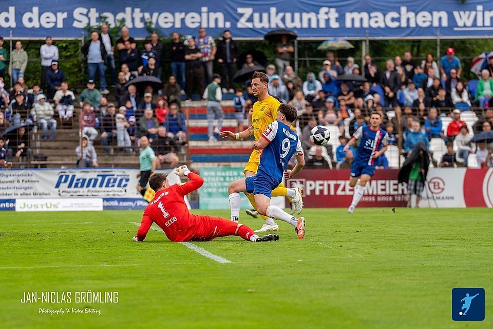 Vor 3000 Zuschauern musste sich der FC Eddersheim beim VfR Mannheim mit 1:4 geschlagen geben. Vor 3000 Zuschauern musste sich der FC Eddersheim beim VfR Mannheim mit 1:4 geschlagen geben.