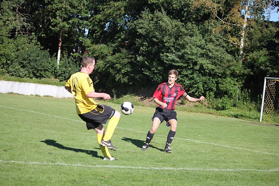 Die Spvgg. Mittelstenahe (Stephan Grüpmeier, links) behielt auch im Heimspiel gegen den VfB Oxstedt mit 2:1 die Oberhand. Foto: Grewe