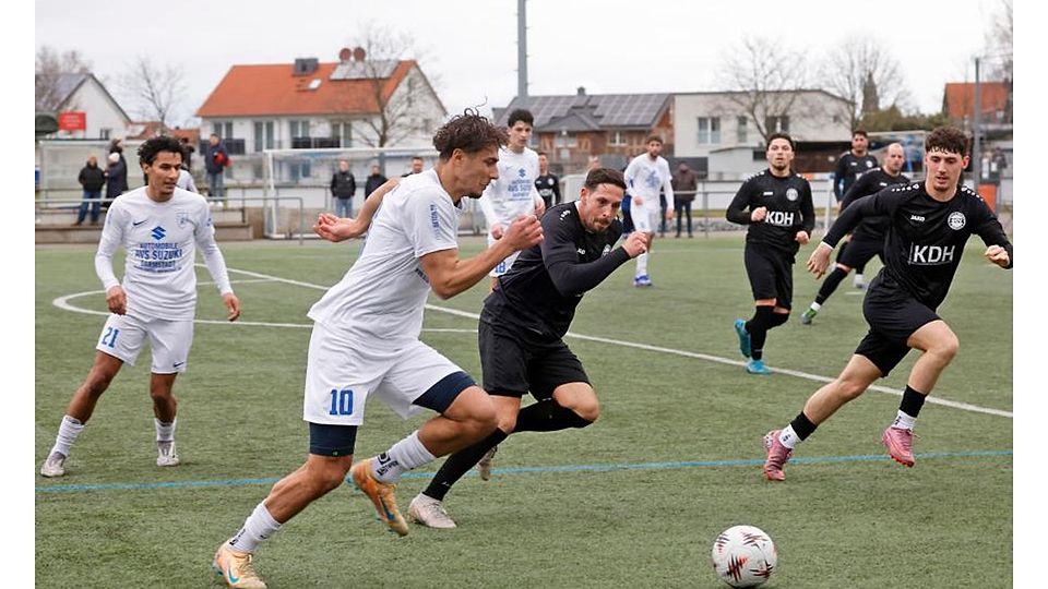 Laufduell: Der SV Münster (links Tareq Hamed) und Viktoria Griesheim (rechts daneben Patrick Stumpf) trennten sich in der Fußball-Gruppenliga mit einem 1:1.	Foto: Peter Henrich
