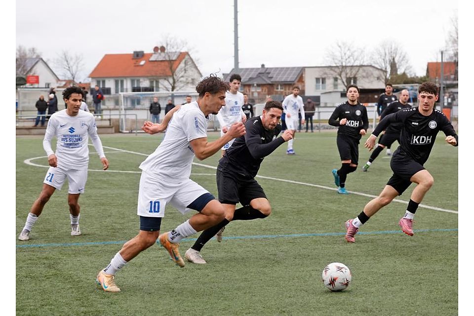 Laufduell: Der SV Münster (links Tareq Hamed) und Viktoria Griesheim (rechts daneben Patrick Stumpf) trennten sich in der Fußball-Gruppenliga mit einem 1:1.	Foto: Peter Henrich