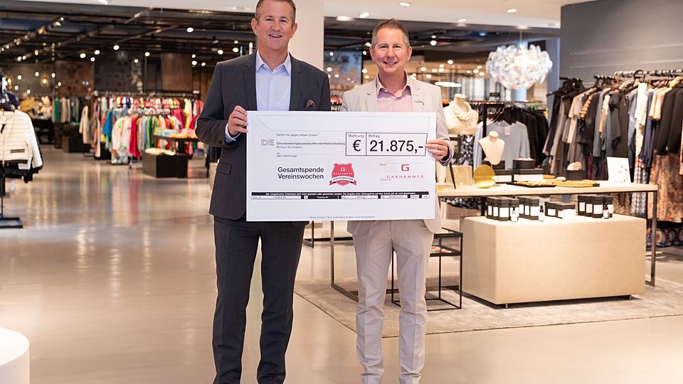 Überwältigt von der Resonanz der Vereine: Christoph (l.) und Johannes Huber präsentieren stolz die Spendensumme in Höhe von 21.875€. 