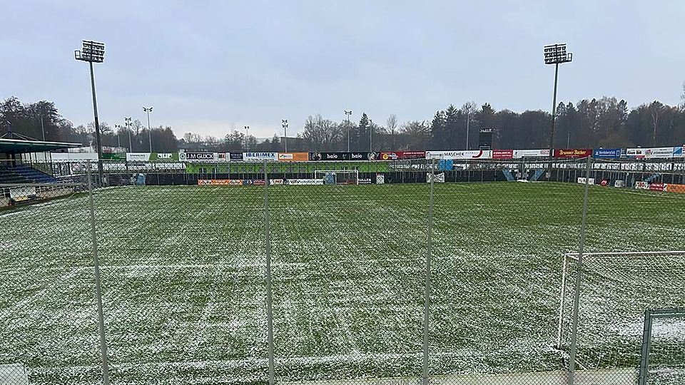 Mittwochvormittag im Weidener Sparda Bank-Stadion: Der Rasen ist leicht schneebedeckt, der Boden gefroren.