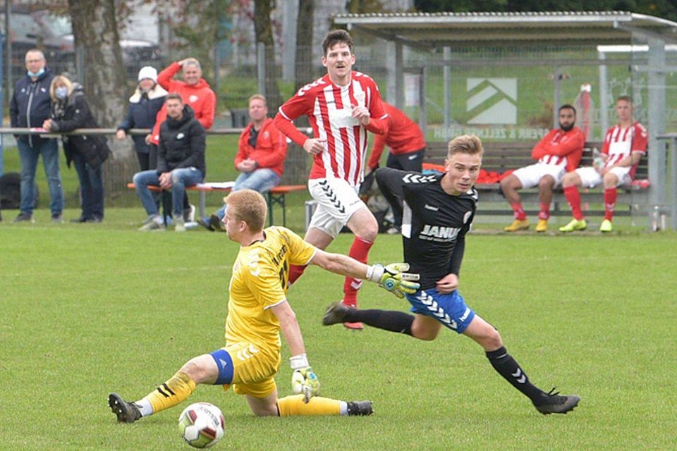 Rechts der Ball, links der Spieler: Fabio Zöller (r.) auf dem Weg zum 2:0 für den TSV Dorfen. Den ersten Treffer hatte auch der Youngster erzielt.