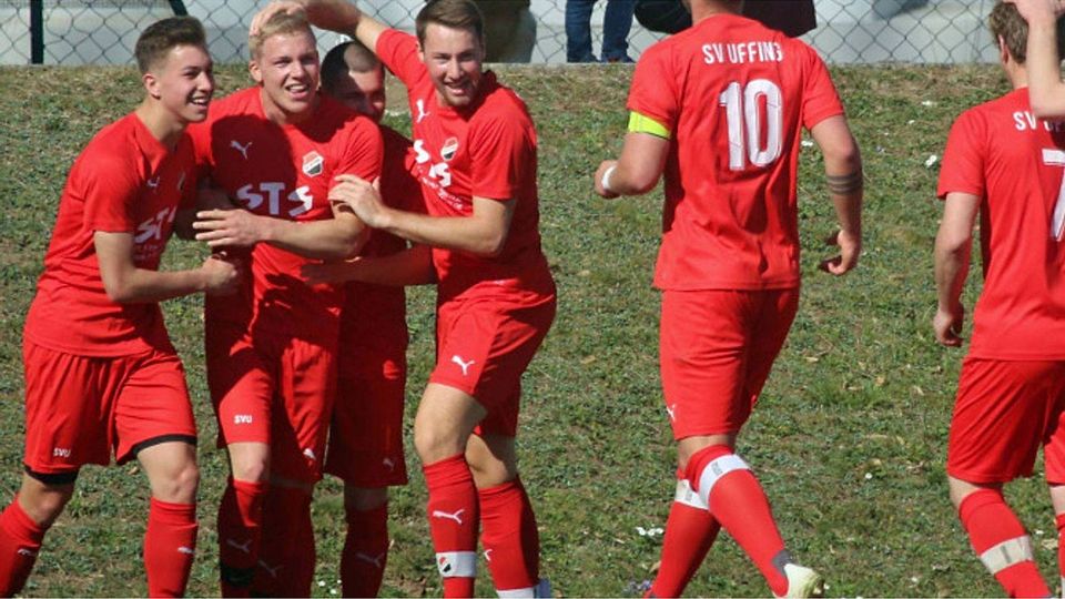 Rote Jubelmeute: Die Spieler des SV Uffing feiern den 1:0-Siegtreffer von Simon Gerg (2.v.l.) gegen Peißenberg. Halmel
