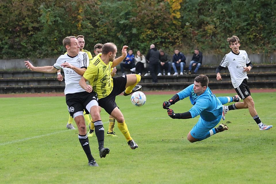 Hält den Sieg fest: Florian Lohmeier, Torwart der SpVgg Attenkirchen, zeigt beim 1:0 gegen Mauern eine Glanzparade.