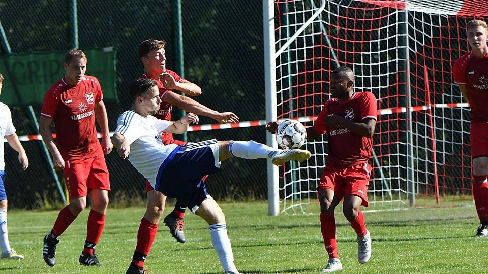 Um wichtiges Punktegut feilschen am Wochenende die beiden Kellerkinder aus Irchenrieth (in Rot) und Eslarn (weißes Trikot).