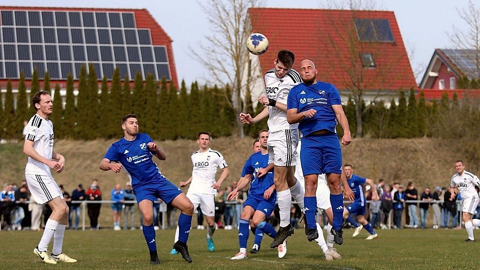 Bereits in der Vorsaison war Pascal Rahn (weißes Triko, im Kopfballduell mit Paul Langer) als Torschütze gegen Großengottern erfolgreich. Zum Sieg reichte es dieses Mal jedoch nicht.
