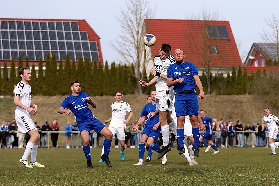 Bereits in der Vorsaison war Pascal Rahn (weißes Triko, im Kopfballduell mit Paul Langer) als Torschütze gegen Großengottern erfolgreich. Zum Sieg reichte es dieses Mal jedoch nicht.