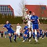Bereits in der Vorsaison war Pascal Rahn (weißes Triko, im Kopfballduell mit Paul Langer) als Torschütze gegen Großengottern erfolgreich. Zum Sieg reichte es dieses Mal jedoch nicht.