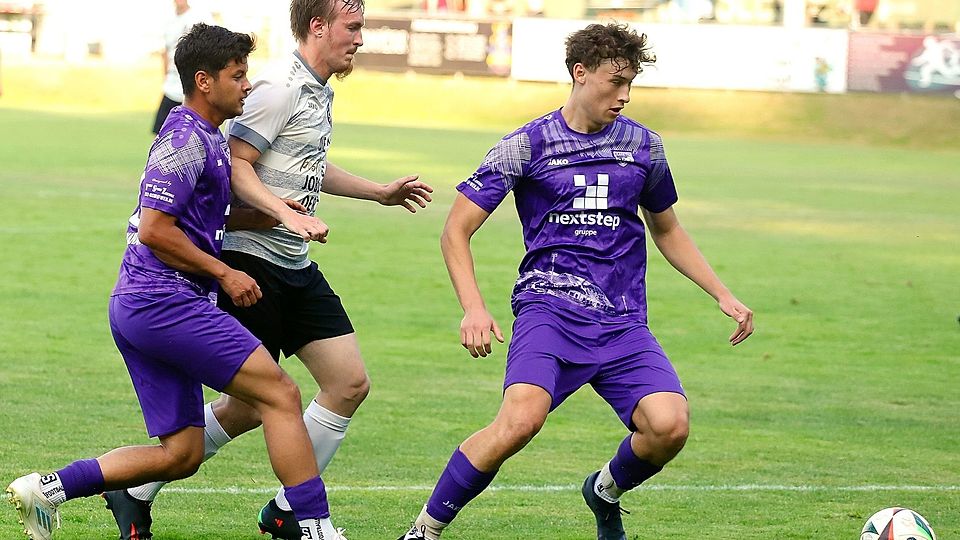 Landesliga-Absteiger TSV Kareth-Lappersdorf (lila Trikot) ist eine Bereicherung für die Bezirksliga Süd.