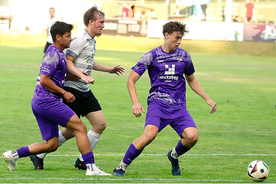 Landesliga-Absteiger TSV Kareth-Lappersdorf (lila Trikot) ist eine Bereicherung für die Bezirksliga Süd.