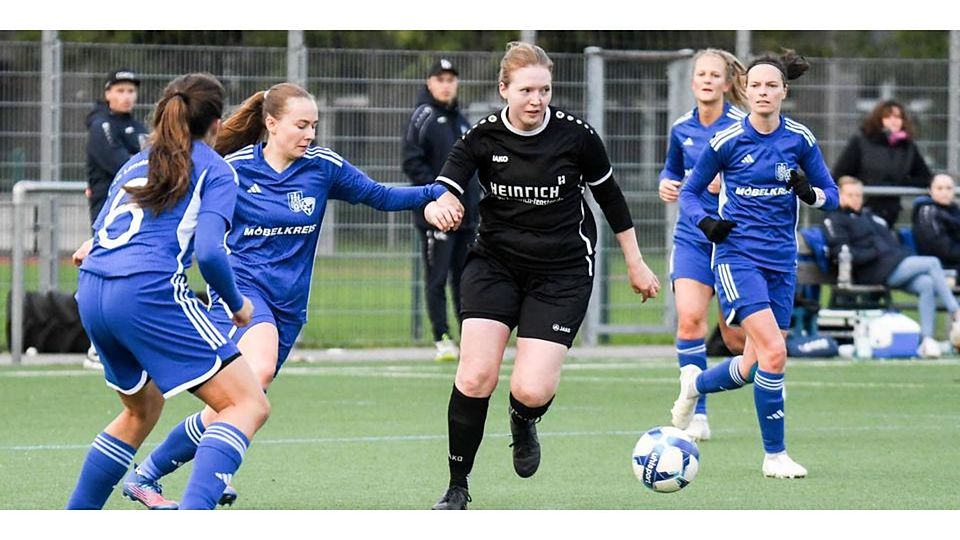 Es ist vollbracht: Ricarda Peter (M.) und ihr TuS Naunheim fahren mit dem 4:2 bei der SG Rückers den ersten Dreier in der laufenden Verbandsliga-Spielzeit ein. Es ist vollbracht: Ricarda Peter (M.) und ihr TuS Naunheim fahren mit dem 4:2 bei der SG Rückers den ersten Dreier in der laufenden Verbandsliga-Spielzeit ein. © Katharina Weber