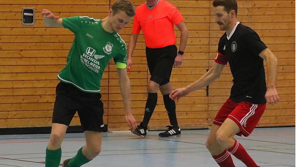 Jakob Stiefel (r.), Kapitän von Black Forest Futsal Freiburg, und sein Team  setzten sich im Finale gegen die Breisgau Brasilianer aus Mundingen durch.