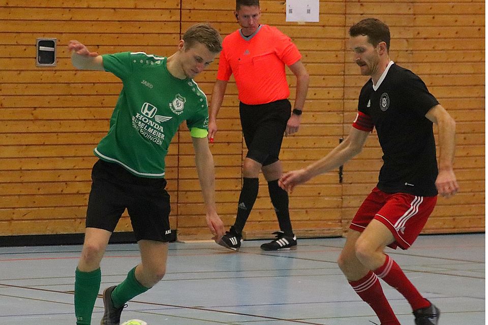 Jakob Stiefel (r.), Kapitän von Black Forest Futsal Freiburg, und sein Team  setzten sich im Finale gegen die Breisgau Brasilianer aus Mundingen durch.