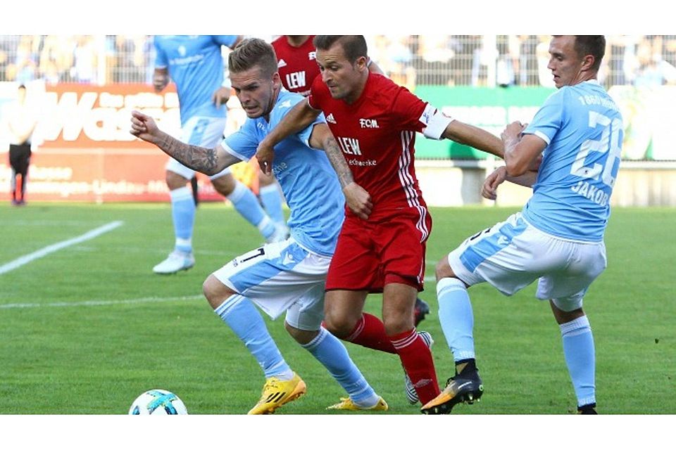 Memmingens Kapitän Salemovic (rot) wird auf künftig mit dem FCM in der Regionalliga antreten. F: Oliver Rabuser