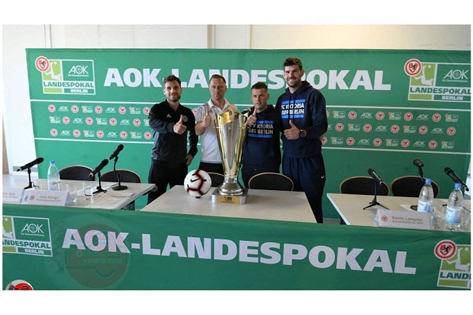 Die Trainer und Kapitäne bei der PK mit dem Pokal. Foto: Mehmet Dedeoglu Dedepress