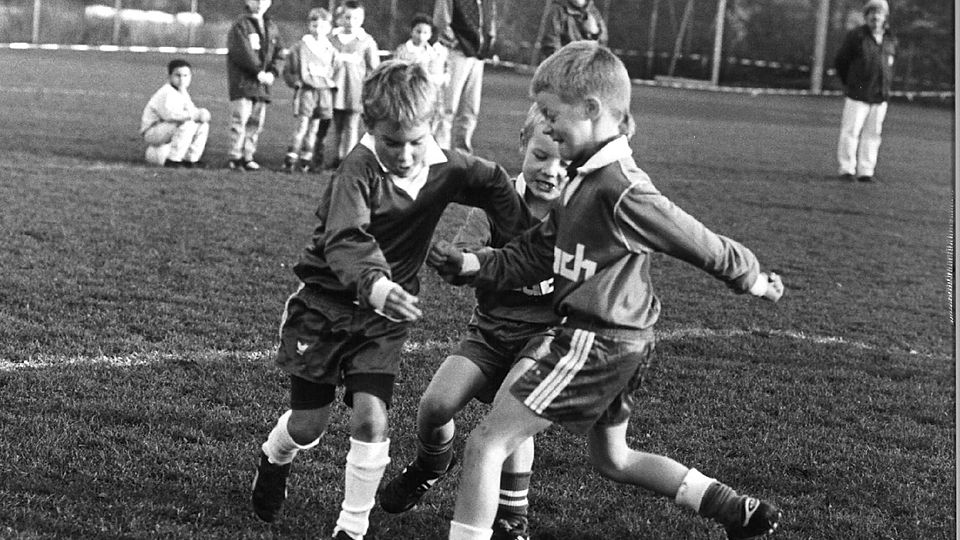 Faszination Fußball: Seit Generationen jagen die Kinder dem Ball hinterher. Diese Szene aus den 1990ern stammt aus einer Partie zwischen dem TSV Erding und dem TSV Dorfen. Das Ergebnis wissen wir nicht. Aber das Bild lässt vermuten, dass es ein sehr enges Spiel war.