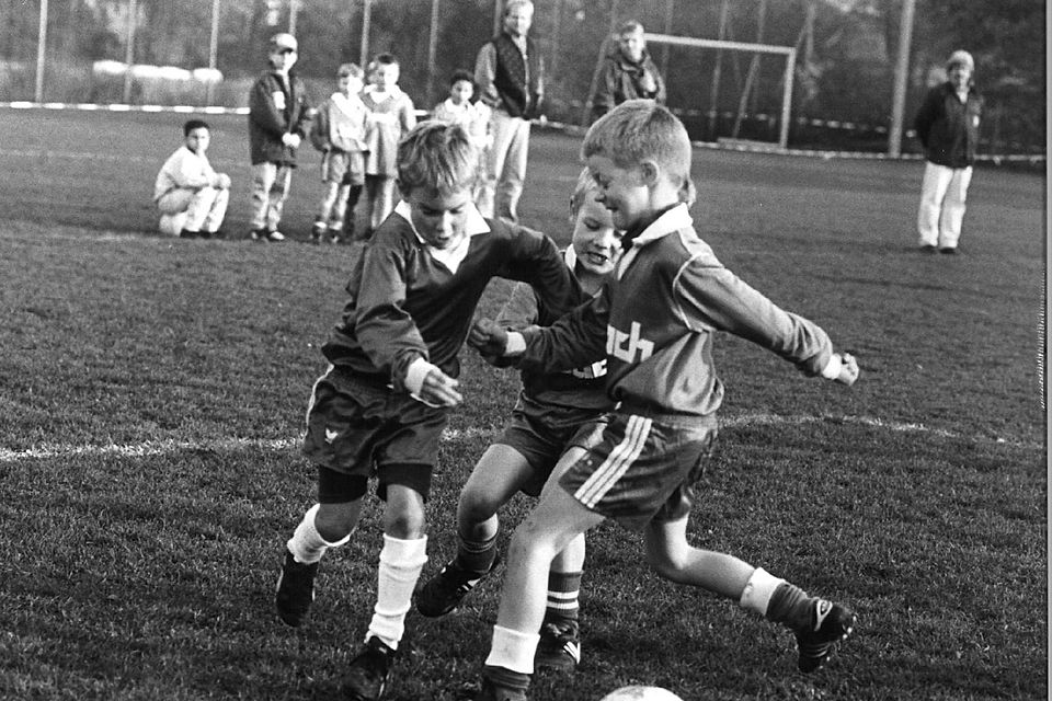 Faszination Fußball: Seit Generationen jagen die Kinder dem Ball hinterher. Diese Szene aus den 1990ern stammt aus einer Partie zwischen dem TSV Erding und dem TSV Dorfen. Das Ergebnis wissen wir nicht. Aber das Bild lässt vermuten, dass es ein sehr enges Spiel war.