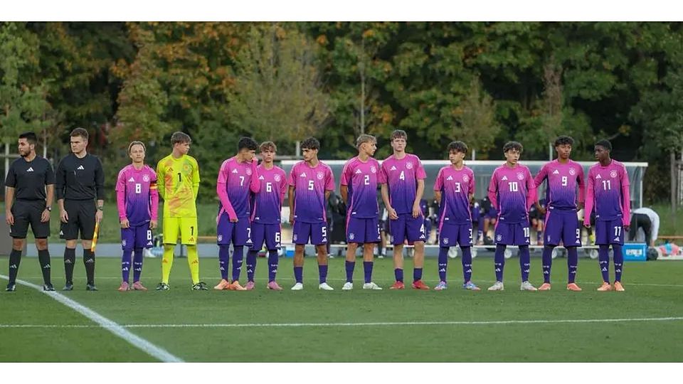 Stolz und aufgeregt zugleich: Maximilian Mahr (3.v.l.) führt einen Teil der deutschen U15-Fußballer im Testspiel gegen die U16 von 1899 Hoffenheim als Kapitän aufs Feld. © Yvonne Mahr