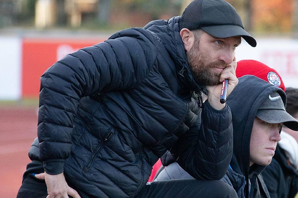 „Es spricht jetzt alles gegen uns“: TSV-Trainer Peter Schmidt will nach zuletzt drei Unentschieden nicht mehr so richtig an den Aufstieg glauben.