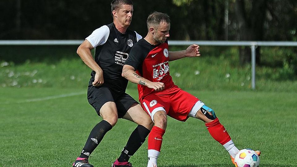 Dominik Amrugiewicz (rechts) von der TuS Neuhausen schirmt im Bezirksliga-Duell den Ball erfolgreich gegen den Saulheimer Carsten Diehl ab.	
