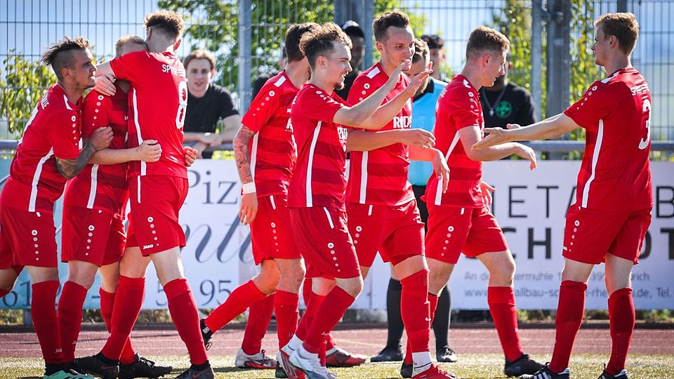 Die Eltviller Verbandsliga-Fußballer bejubeln einen ihrer fünf Treffer. Schon zuvor triumphierten die Alten Herren der Rosenstädter.  